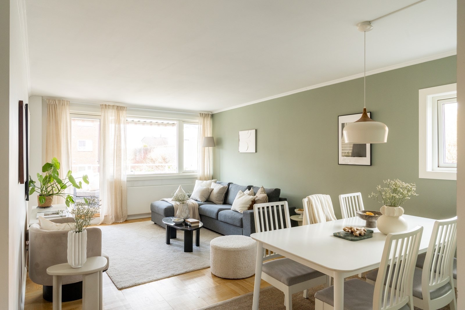 Stuen er lys og luftig med store vindusflater som sørger for rikelig med innslipp av naturlig lys. Galleribilde