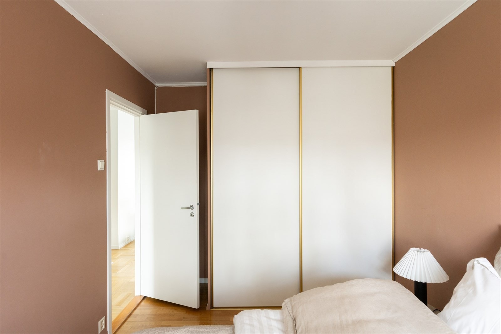 Videre er det gode oppbevaringsmuligheter i praktisk skyvedørsgarderobe. Galleribilde