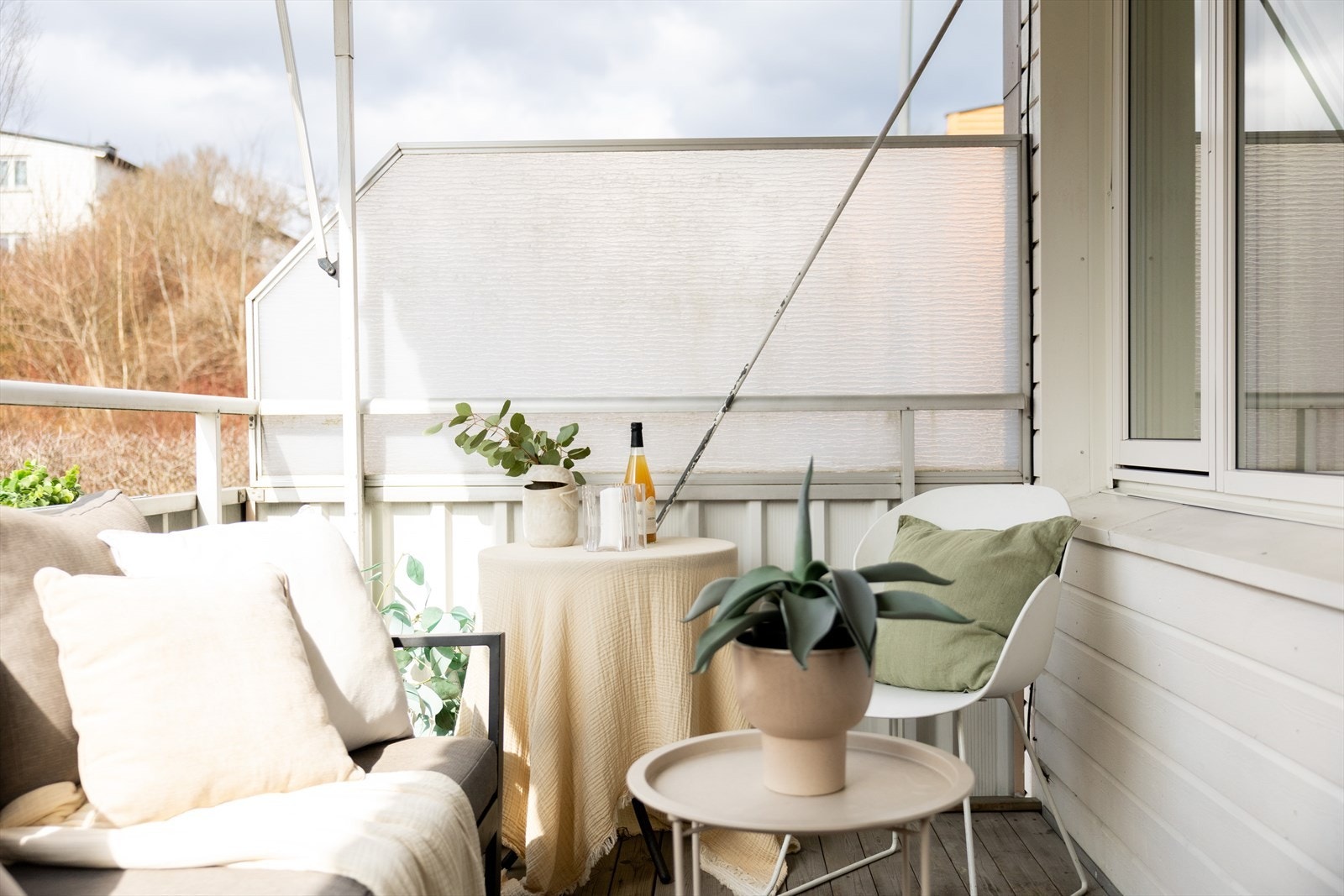 På vår- og sommerhalvåret blir balkongen som en forlengelse av stuen. Galleribilde