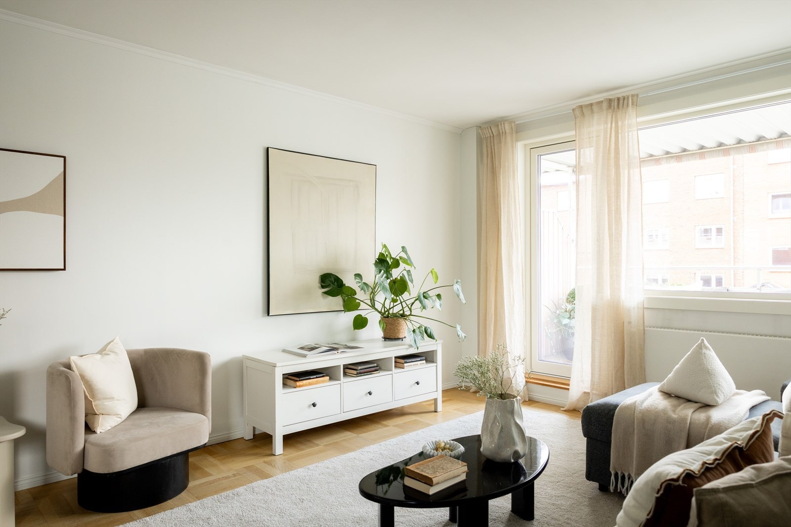Leiligheten holder en gjennomgående god standard og har en meget god planløsning som gjør boligen både praktisk og hyggelig å bo i. Galleribilde