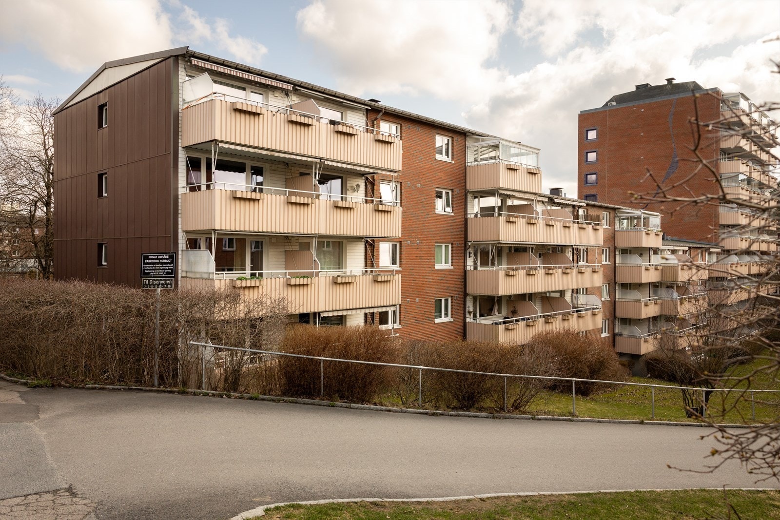 Borettslaget har gratis, oppmerkede parkeringsplasser for beboerne i borettslaget i Disenveien. Mulighet for leie av garasje og egen biloppstillingsplass, som blir fordelt etter ventelister. Galleribilde