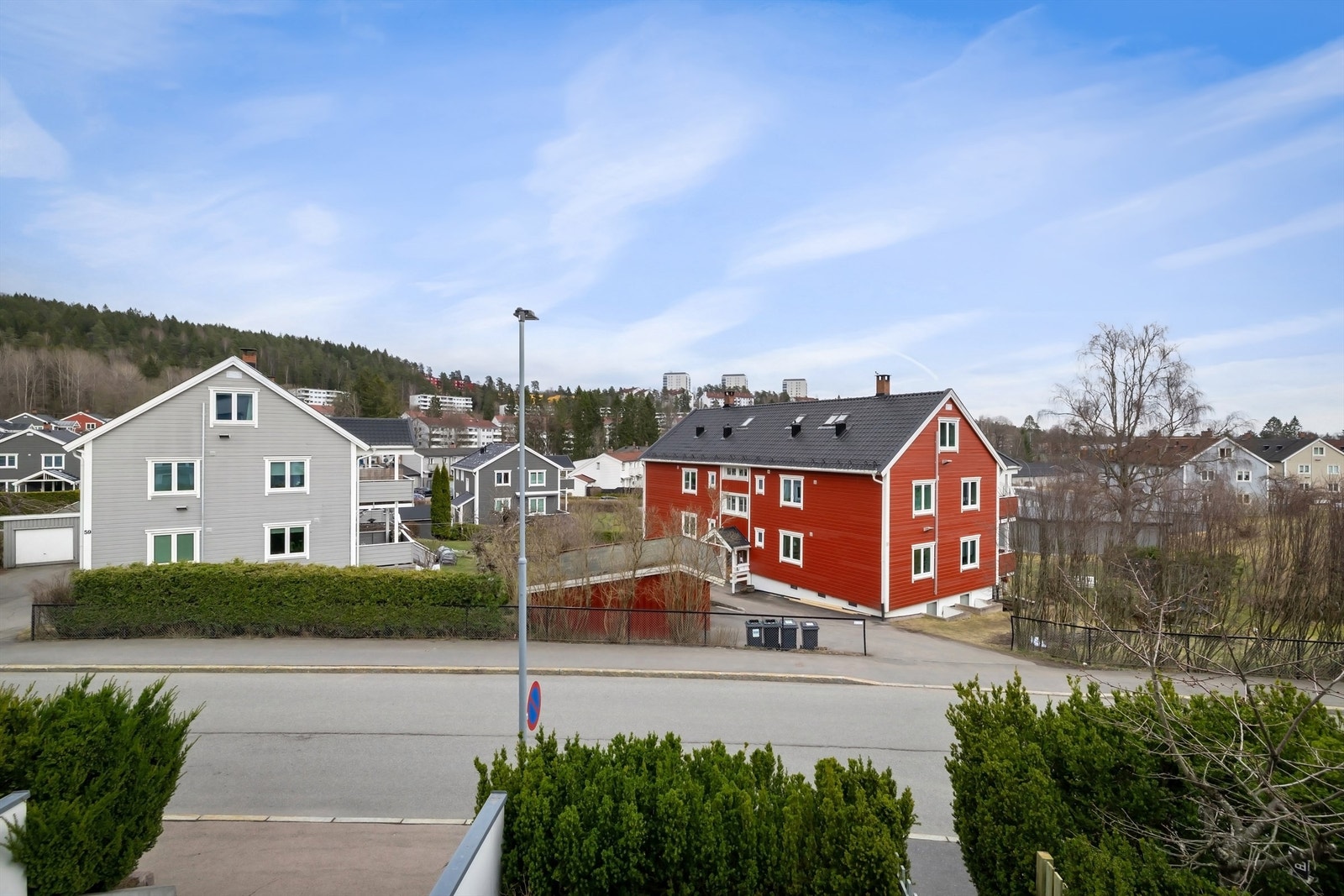 Soverommet vender ut mot rolig gate - her kan man sove med soveromsvinduet åpent uten støy Galleribilde
