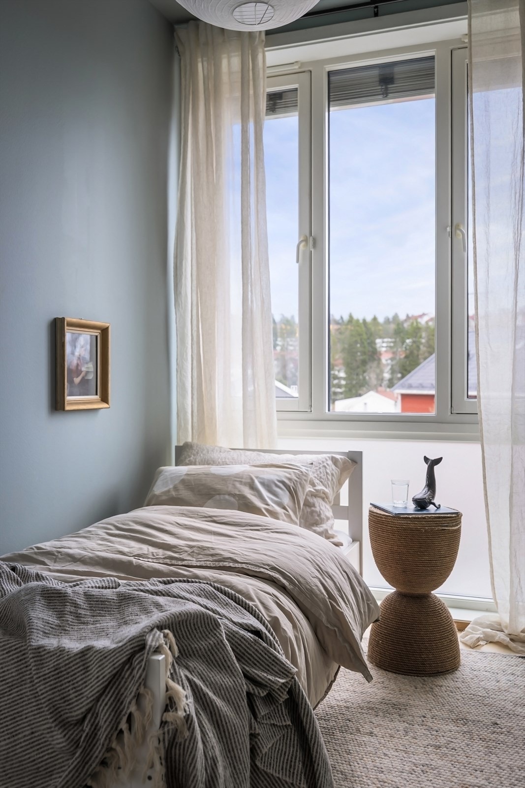 Stort vindu fra gulv til tak gir gode lysforhold, også her er det montert utvendig solskjerming Galleribilde