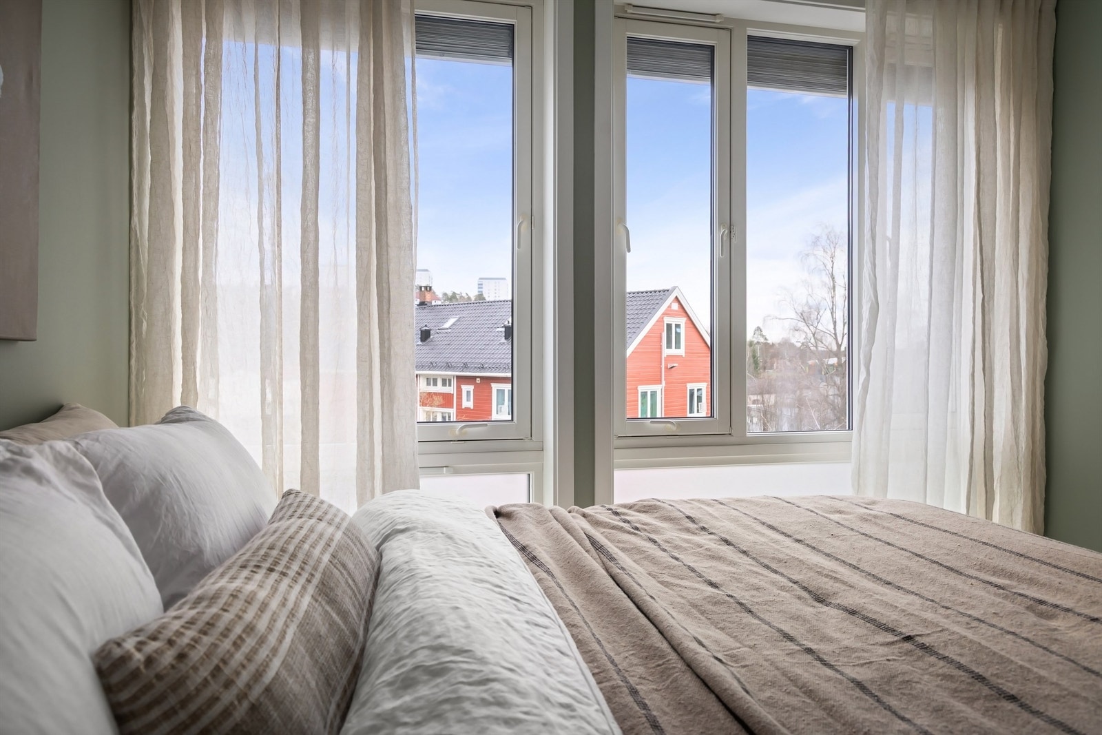 Godt med lysinnslipp fra store vinduer - utvendig solskjerming er montert og skjermer godt for morgensolen Galleribilde