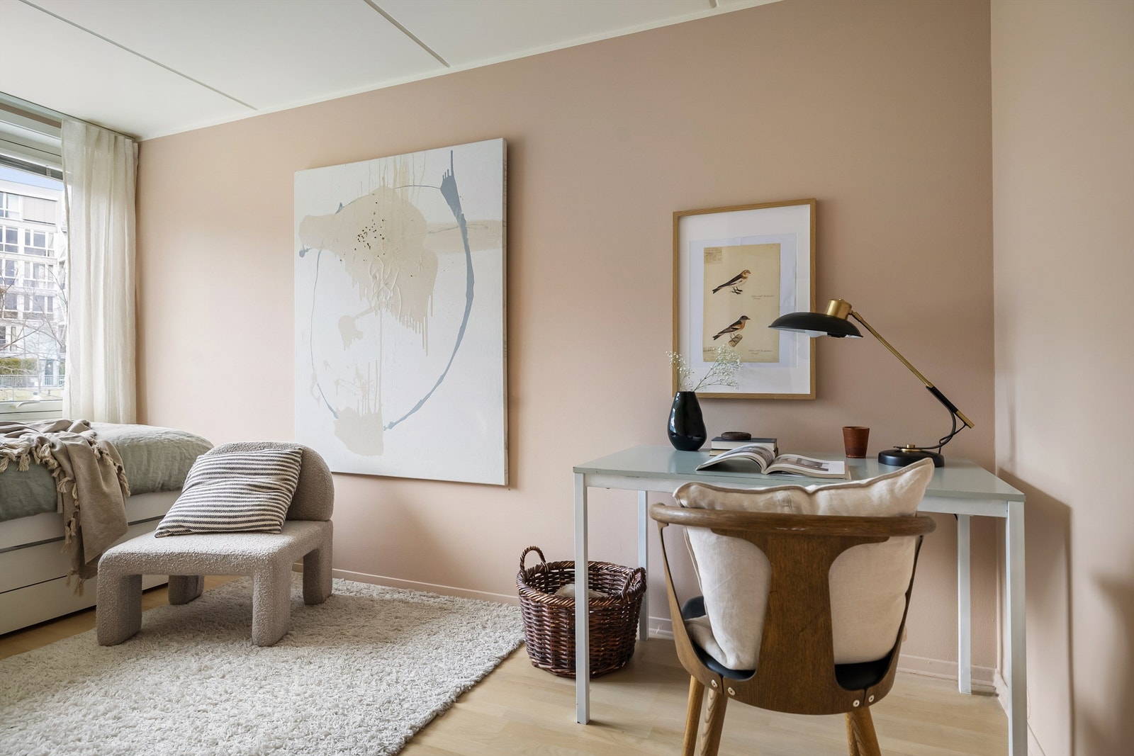 Det er god plass til seng, oppbevaringsmøbel og skrivepult Galleribilde