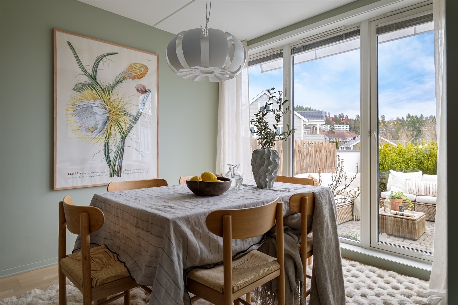Plass til større spisebord ved vinduet der man fint kan sitte 8 personer og fremdeles ha godt med plass Galleribilde
