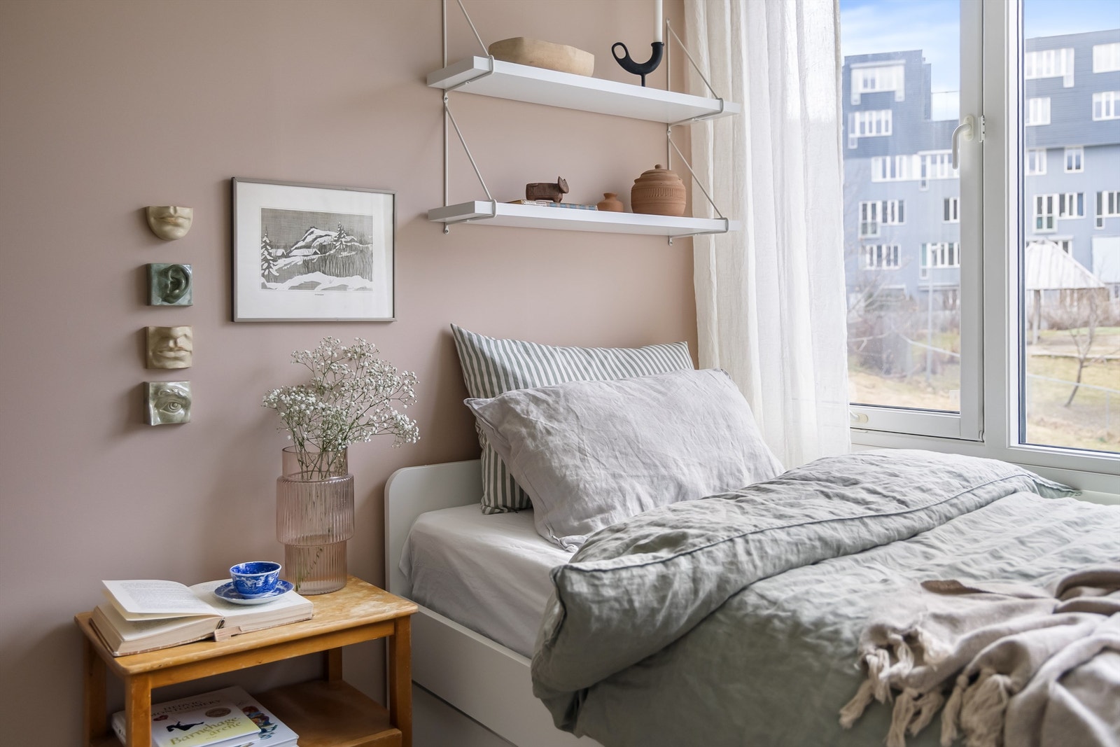 Rommene egner seg selvsagt godt som både barnerom, gjesterom, kontor eller kanskje ett ekstra tv-rom? Galleribilde