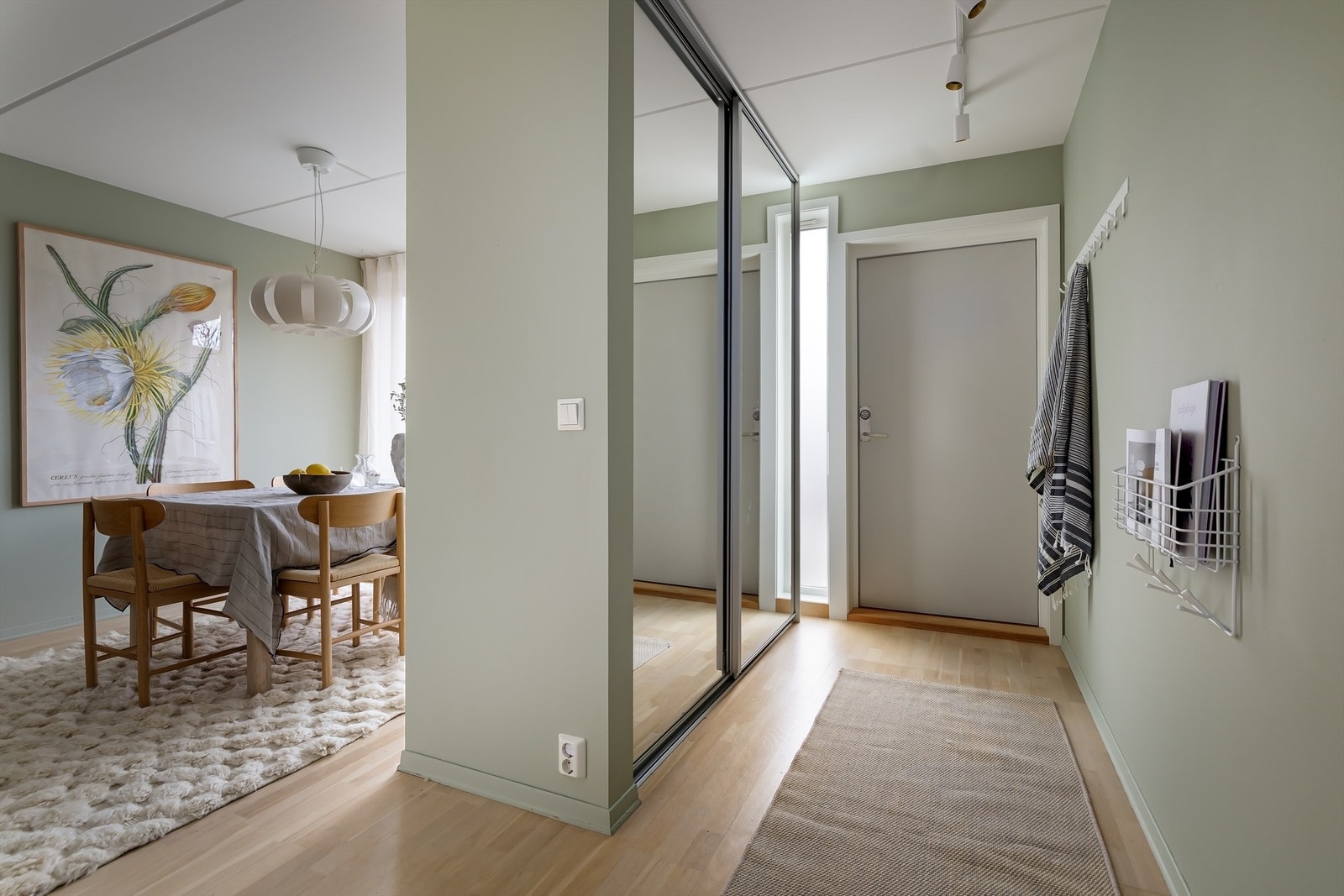 Gangen er innredet med en romslig skyvedørsgarderobe og har god plass til yttertøy og sko Galleribilde