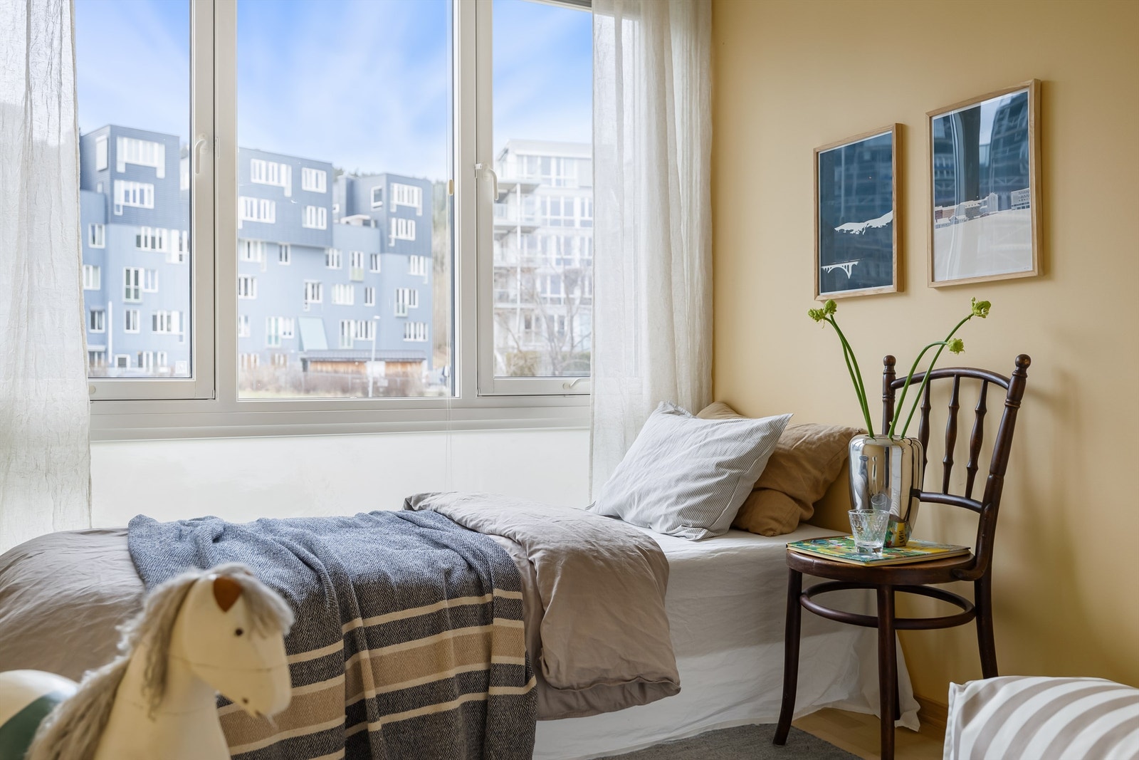 Godt med lysinnslipp fra vinduer fra gulv til tak Galleribilde