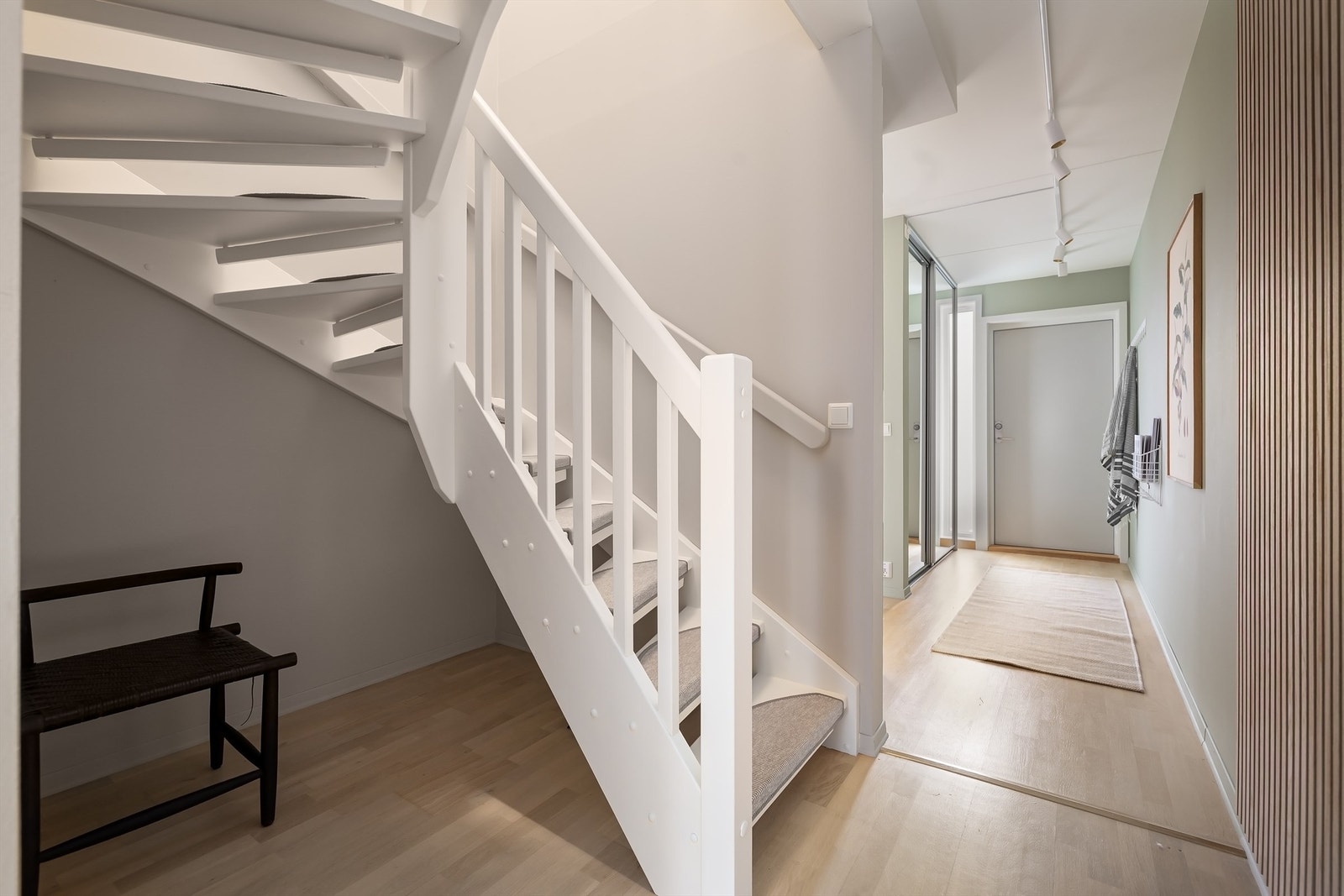 "Rommet" under trappen kan "bygges inn" og utgjøre f.eks. et spiskammers Galleribilde