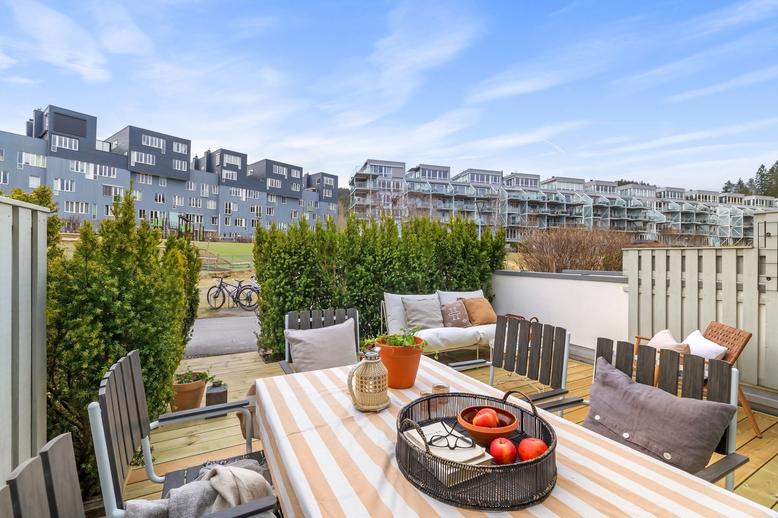 At terrassen befinner seg i 1. etasje sørger for en enkel adkomst inn og ut av huset via bakkeplan - idyll for små barn samt våre firebente venner Galleribilde
