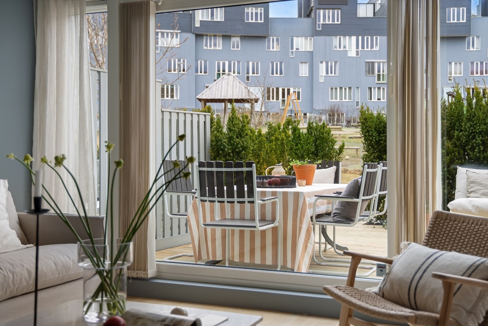 Selv om stuen ligger på bakkeplan, er boligen skjermet og har lite direkte innsyn Galleribilde