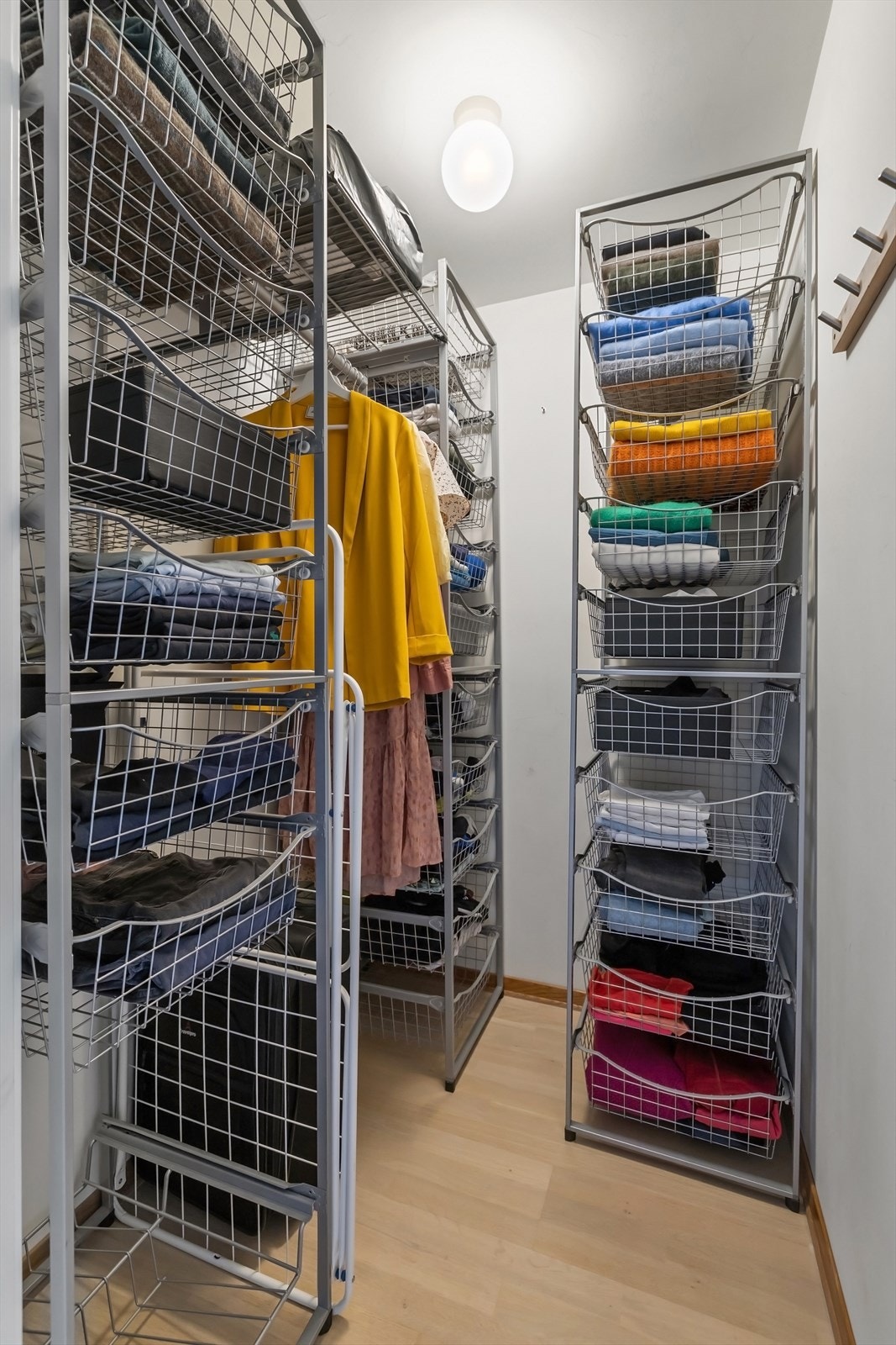 Innvendig bod med god plass til alt man måtte ønske å "gjemme" unna - i dag brukes den som en romslig garderobe Galleribilde