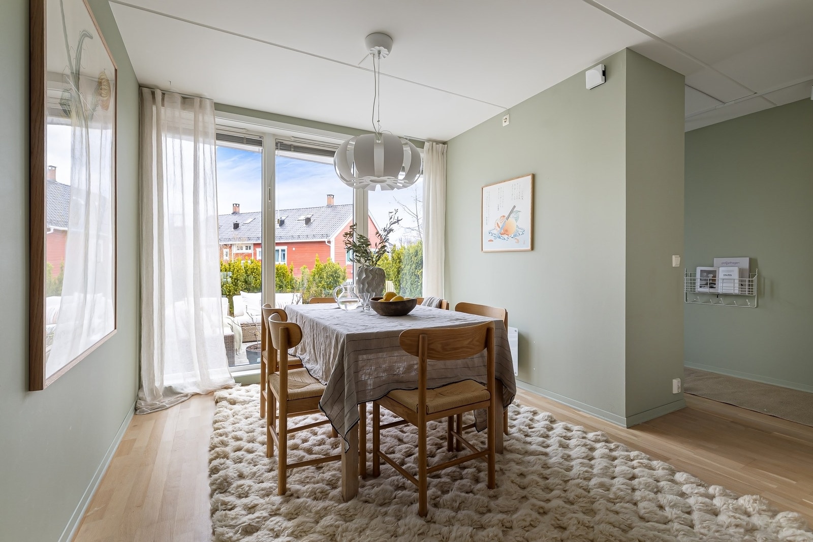 De generøse vindusflatene på kjøkkenet slipper inn godt med lys og skaper en hyggelig atmosfære Galleribilde