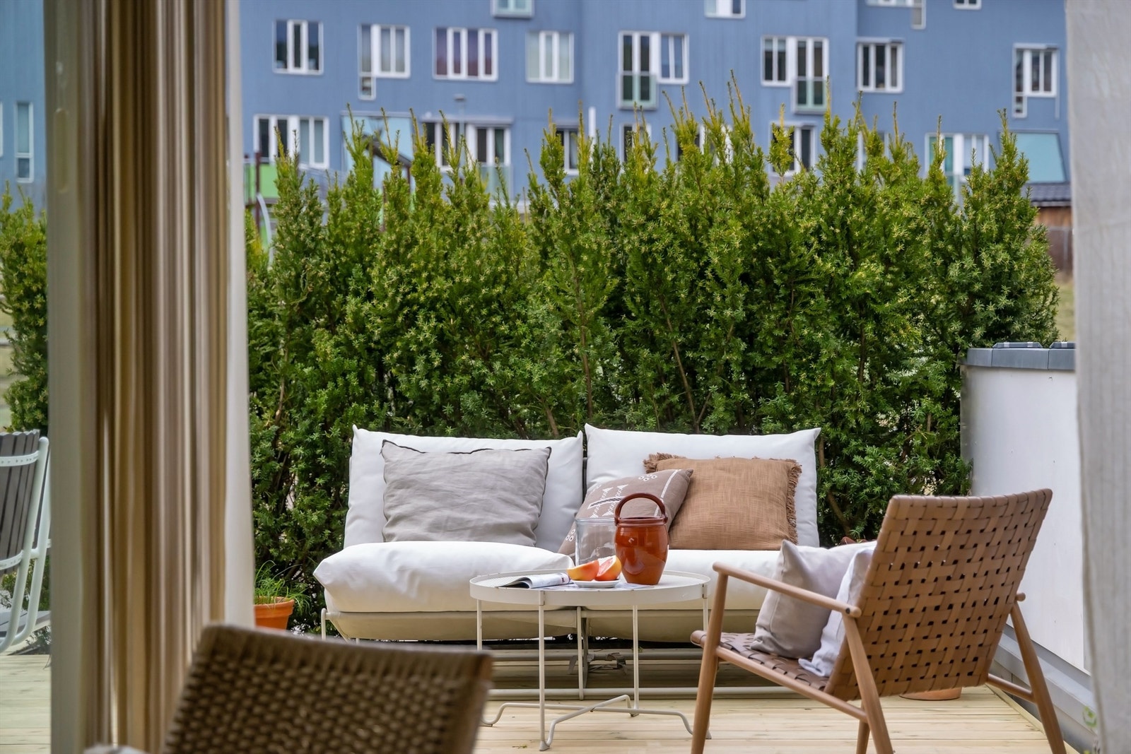 Fra stuen er det utgang til en flott markterrasse som strekker seg langs hele rommet Galleribilde