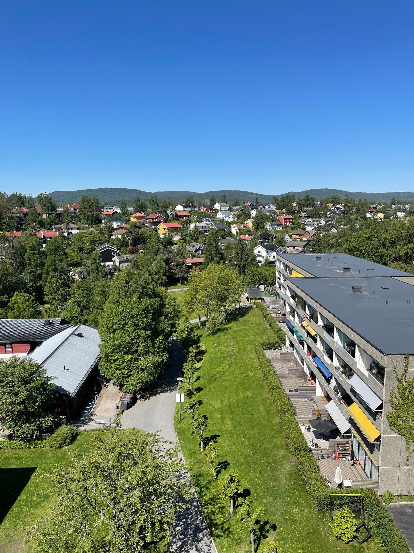 Selgers eget bilde. Ved å bo høyt og fritt i 8 etasje har du ingen innsyn og du titter over borettslagets fine uteområder. Galleribilde