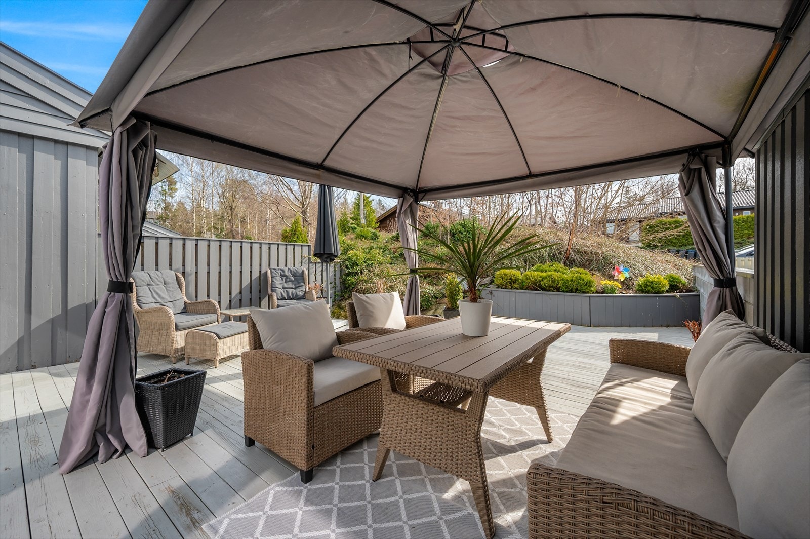 Romslig terrasse med gode solforhold. Galleribilde