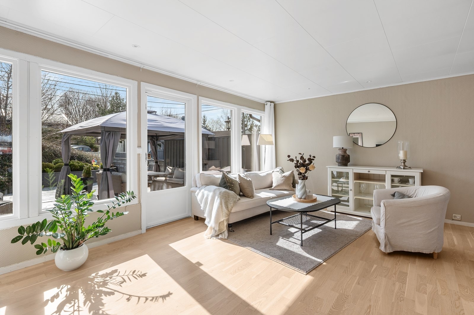Lys og romslig stue med store vinduer som gir et god lys. Galleribilde