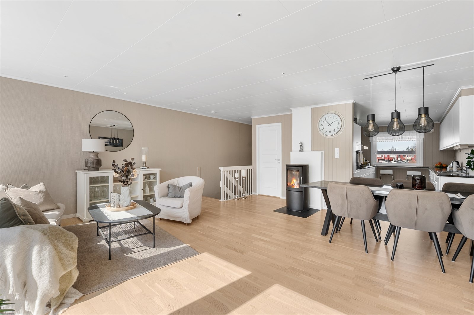 Stuen er åpen mot kjøkken og har vedfyring. Galleribilde