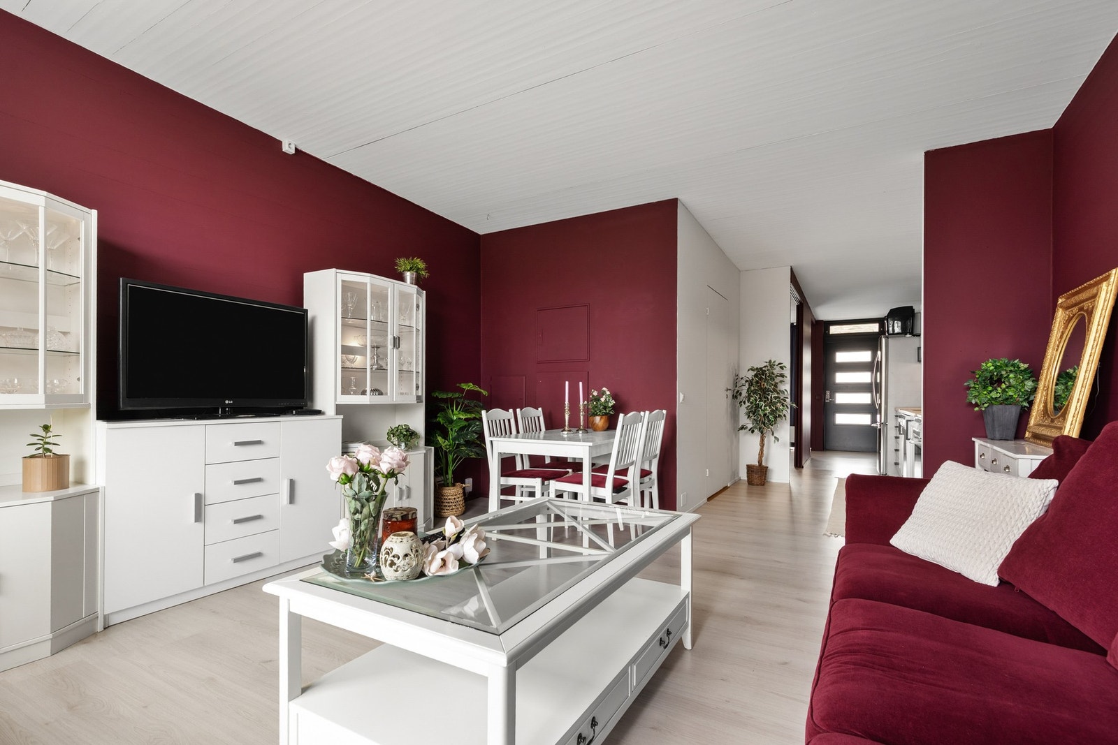 Leiligheten har en lys og hyggelig stue med laminatgulv og trepanel/limtre på vegger og i himling Galleribilde