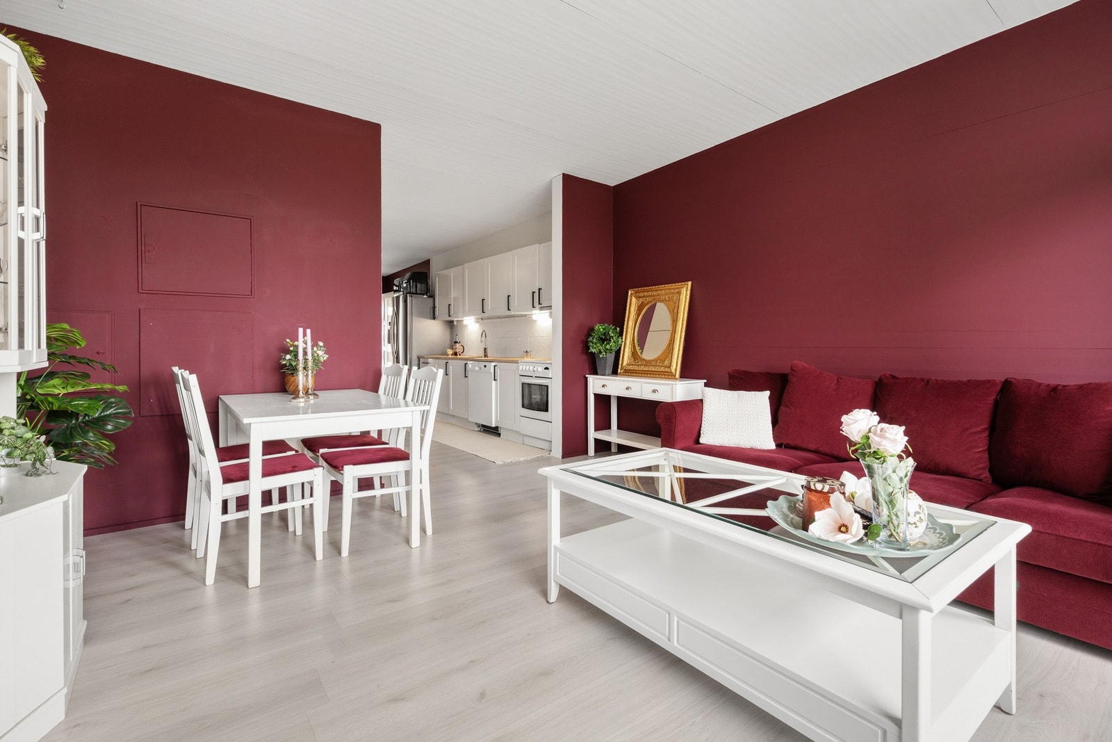 Oppholdsrommene varmes opp via radiatorer Galleribilde