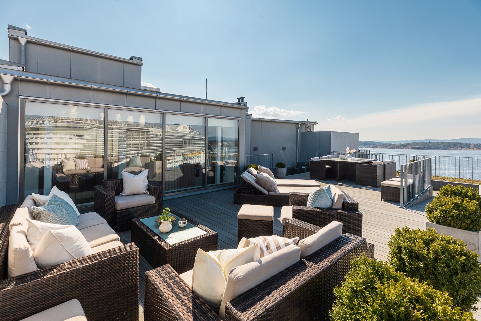 Én etasje opp finner du en felles, møblert takterrasse med sol hele dagen og fantastisk utsikt. Galleribilde