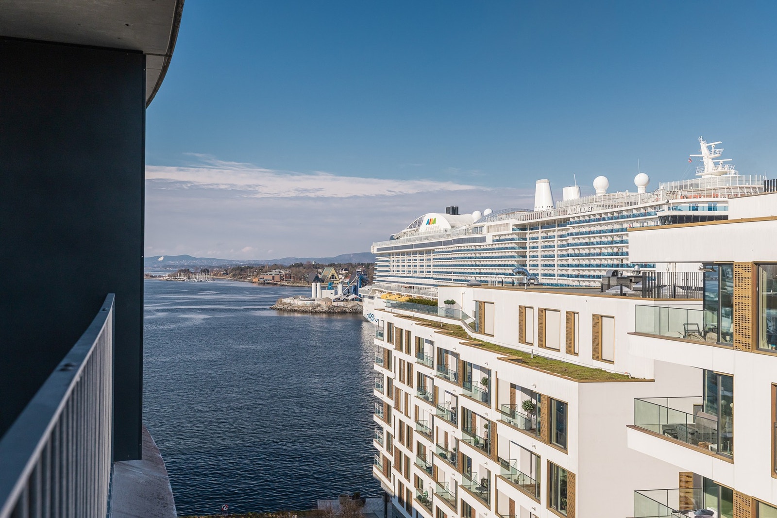 Fra den nordvestvendte balkongen kan man nyte fjordutsikt og gode solforhold på ettermiddag og kveld. Galleribilde
