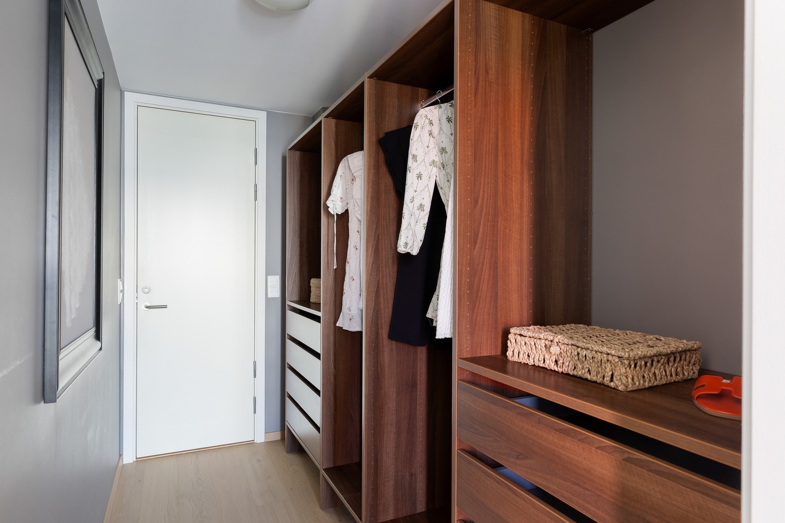 Innenfor soverommet finner du et praktisk walk-in-closet. Galleribilde