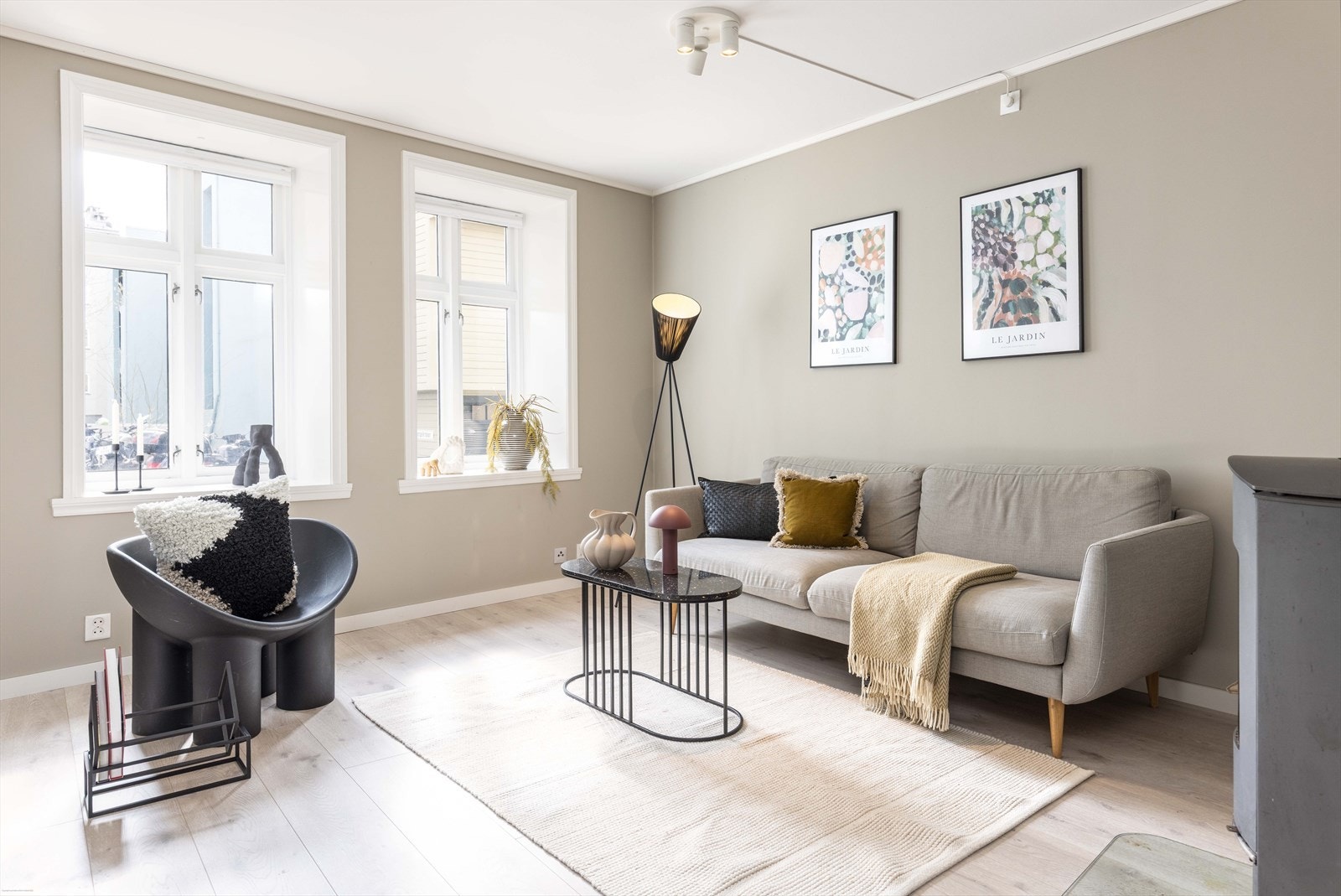 De store vindusflatene slipper inn rikelig med naturlig dagslys. Galleribilde