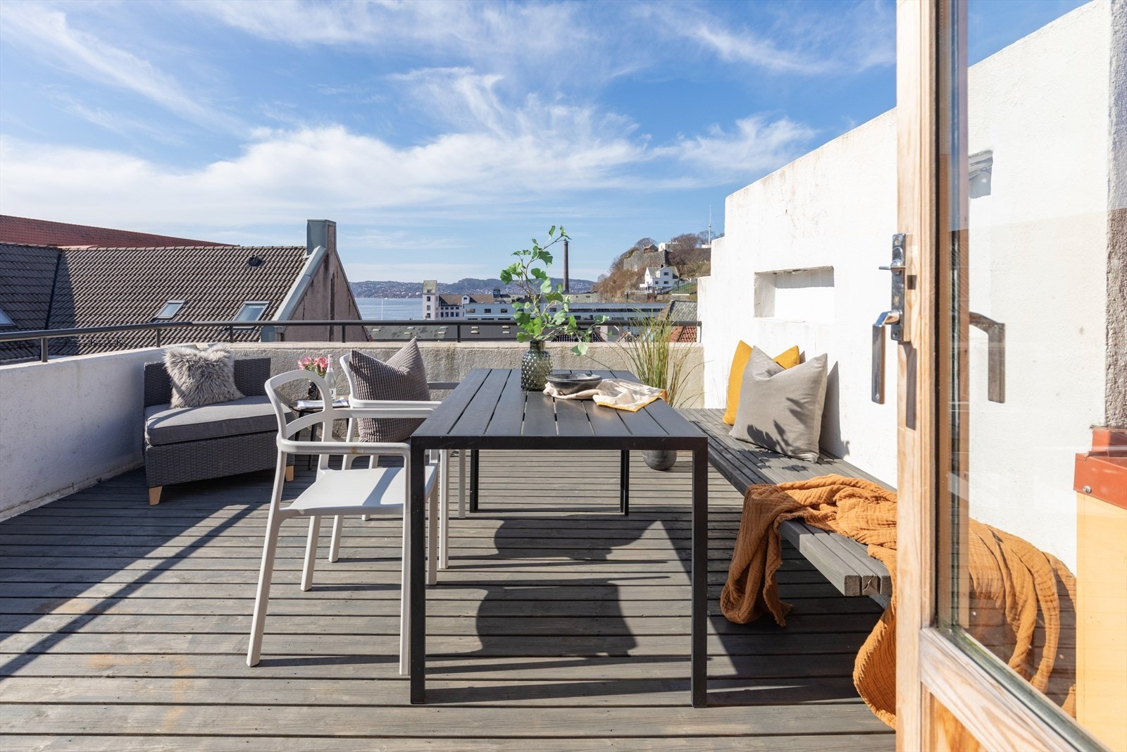 Sameiet har en stor og solrik felles takterrasse med nydelig utsikt. Galleribilde