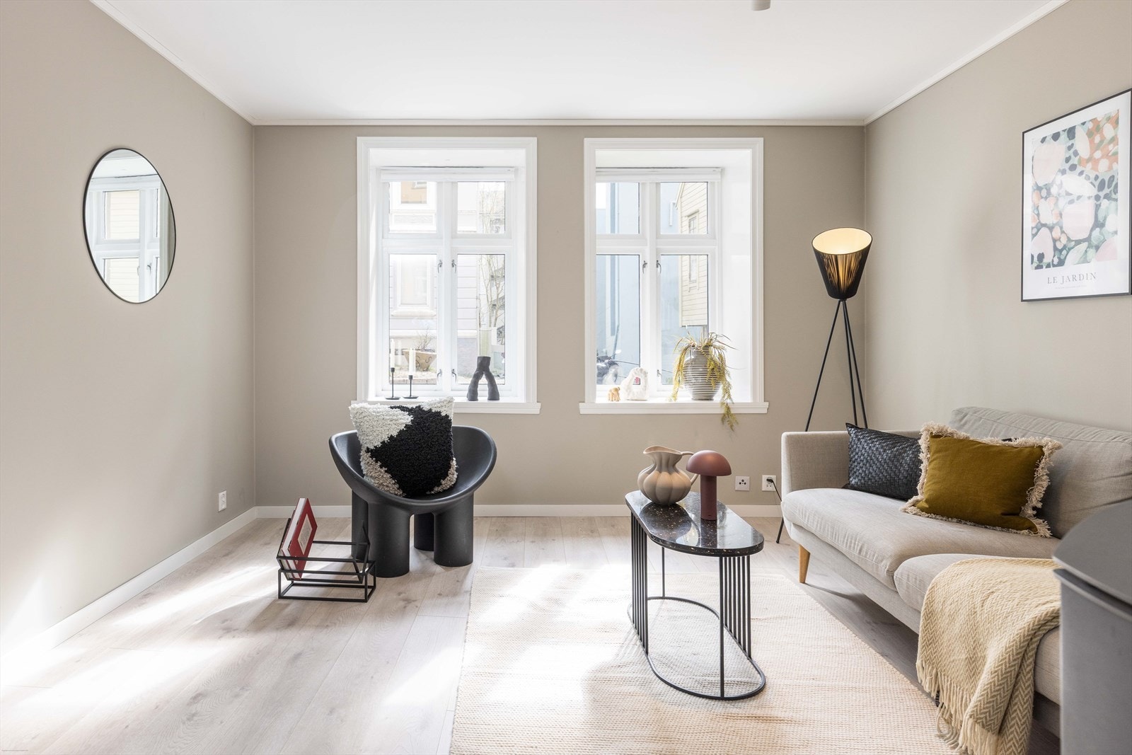 Moderne og nøytrale overflater gir et stilrent uttrykk. Galleribilde