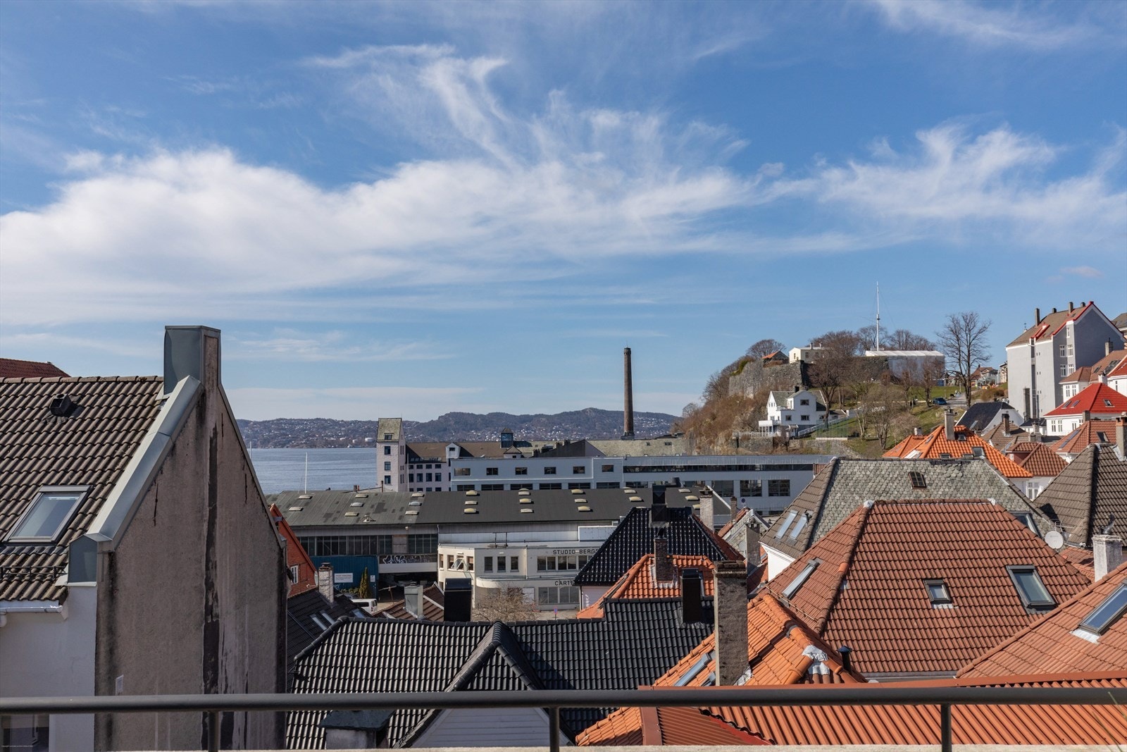 Felles takterrasse med flotte solforhold og utsyn over nærområdet og byfjorden. Galleribilde
