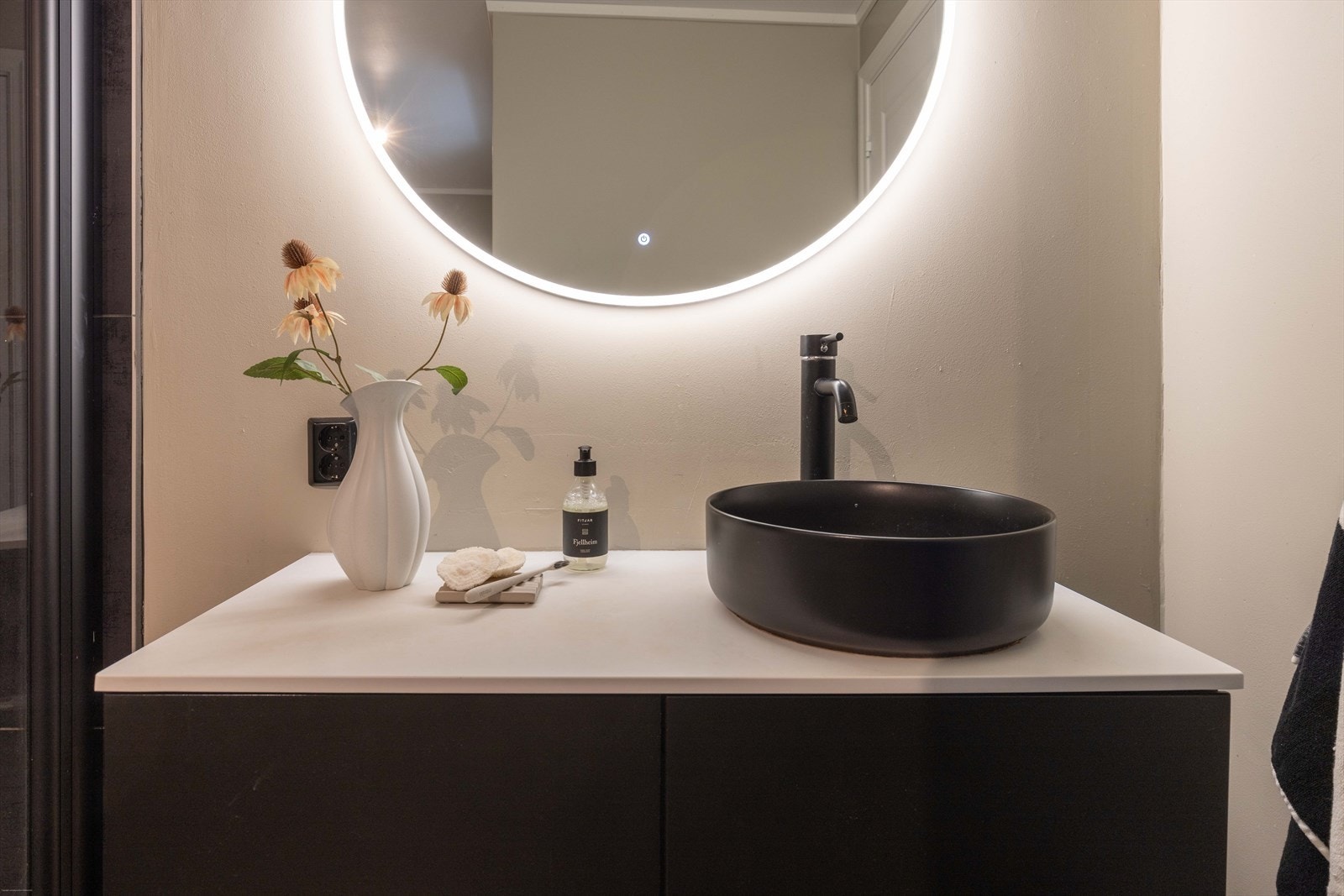En-suite bad med god komfort og moderne løsninger. Galleribilde