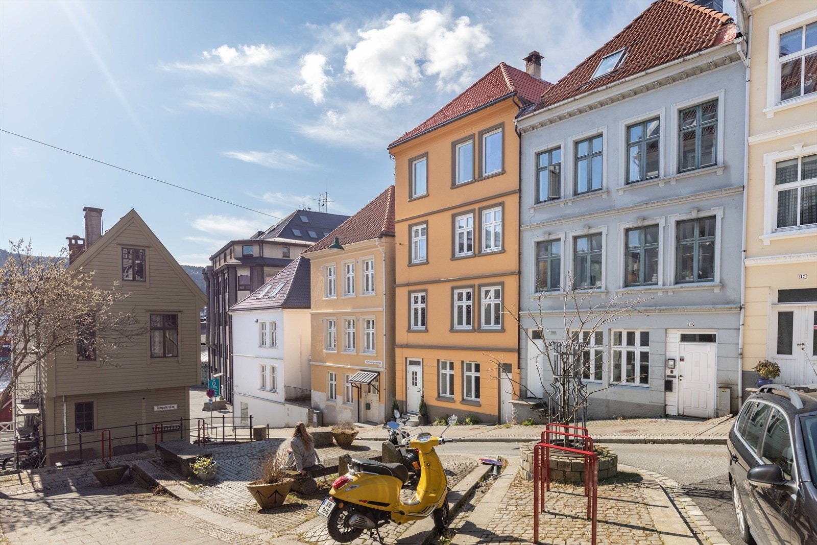 Vestre Holbergsallmenningen - en sjarmerende gate på attraktive Nøstet. Leiligheten har en fin beliggenhet i byggets første etasje, vendt mot det hyggelige gatemiljøet. Galleribilde