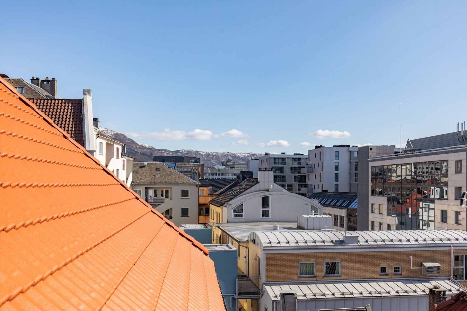 Panoramautsikt over nydelige Bergen! Galleribilde