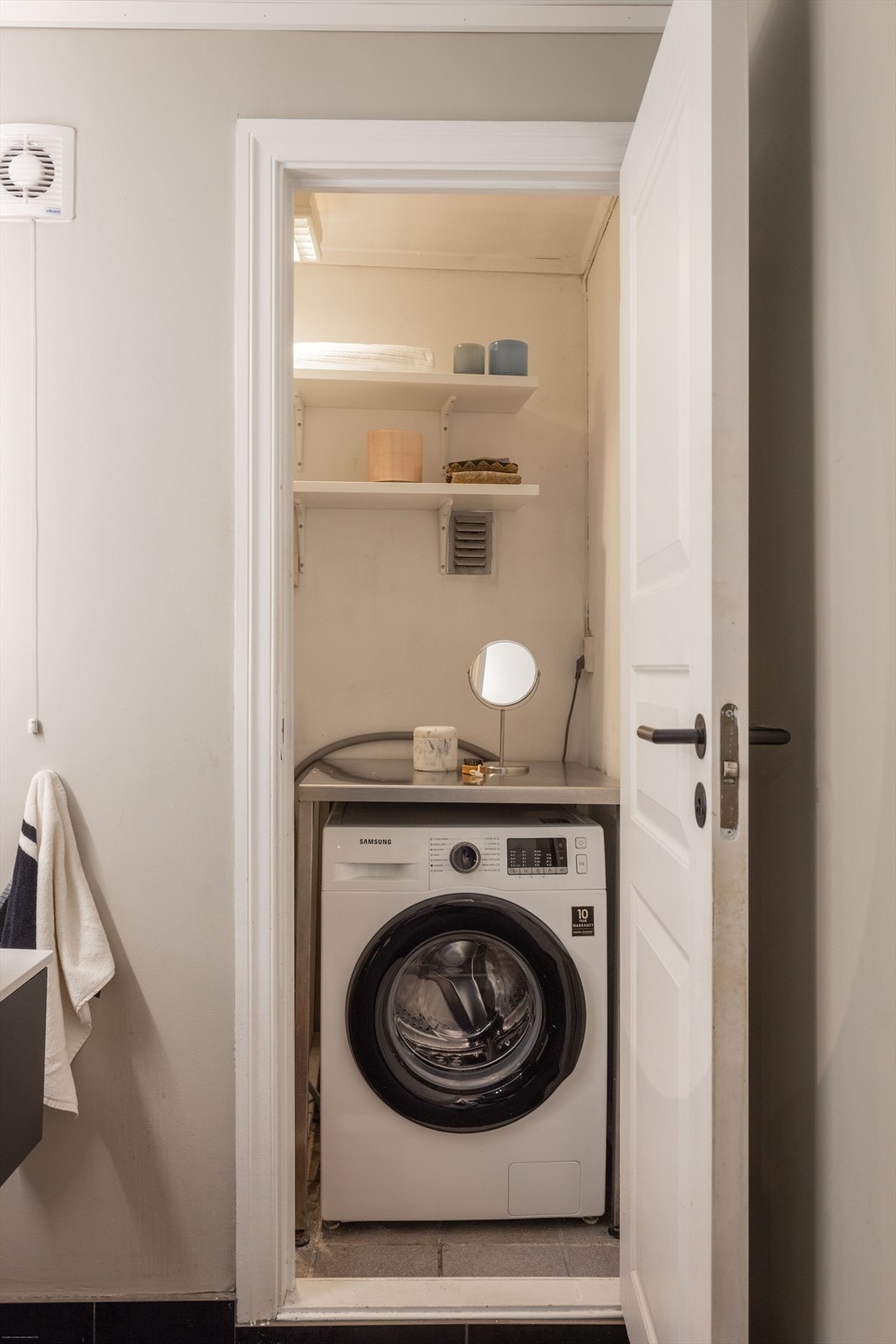 Praktisk bod innenfor badet med opplegg for vaskemaskin. Godt med ekstra oppbevaringsplass i hverdagen. Galleribilde