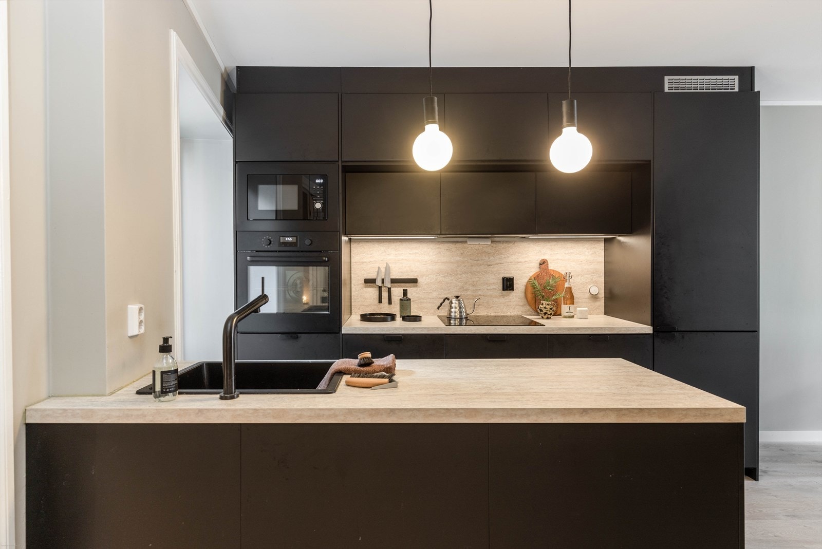 Lys og gjennomgående 2-roms leilighet med moderne kvaliteter, en-suite
bad, vedovn og stor, solrik felles takterrasse med utsikt over byens tak. Galleribilde