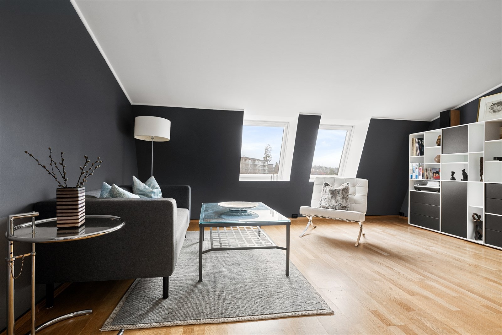 Loftstuen har godt med lysinnslipp gjennom de store vinduene Galleribilde