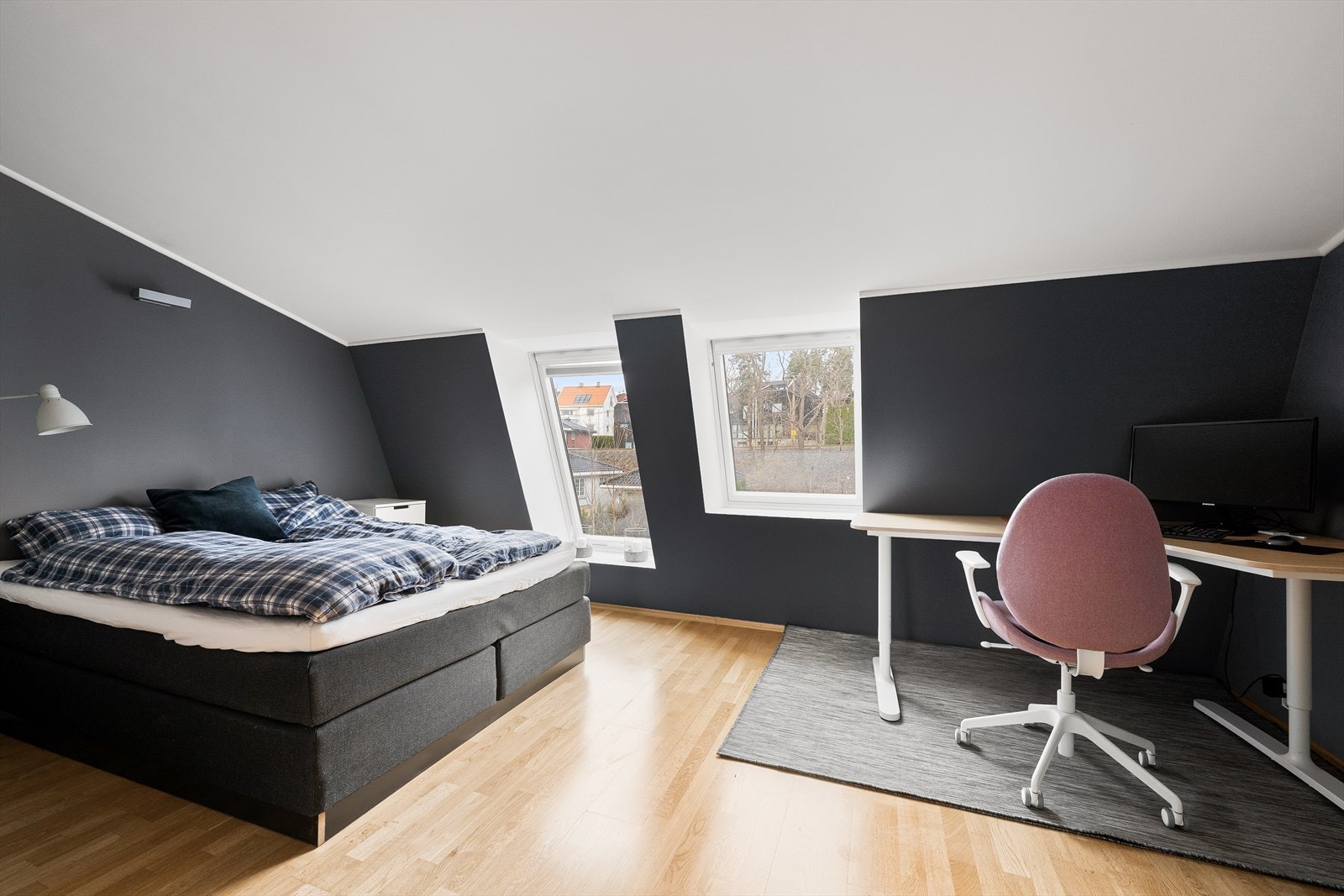 Soverom nr. 4 har god plass til dobbeltseng med garderobe og skrivebord Galleribilde