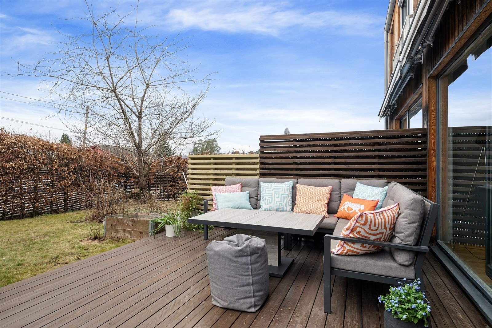 Innholdsrik familiebolig over 4 plan med solrik terrasse og hage Galleribilde