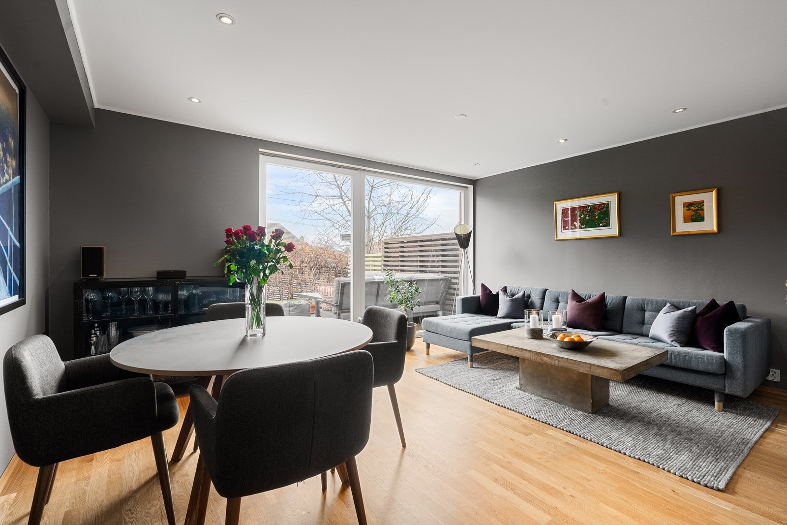 Stuen har god plass til et stort spisebord i tillegg til sofagruppe - Fra stuen er det adkomst til boligens terrasse og hage Galleribilde