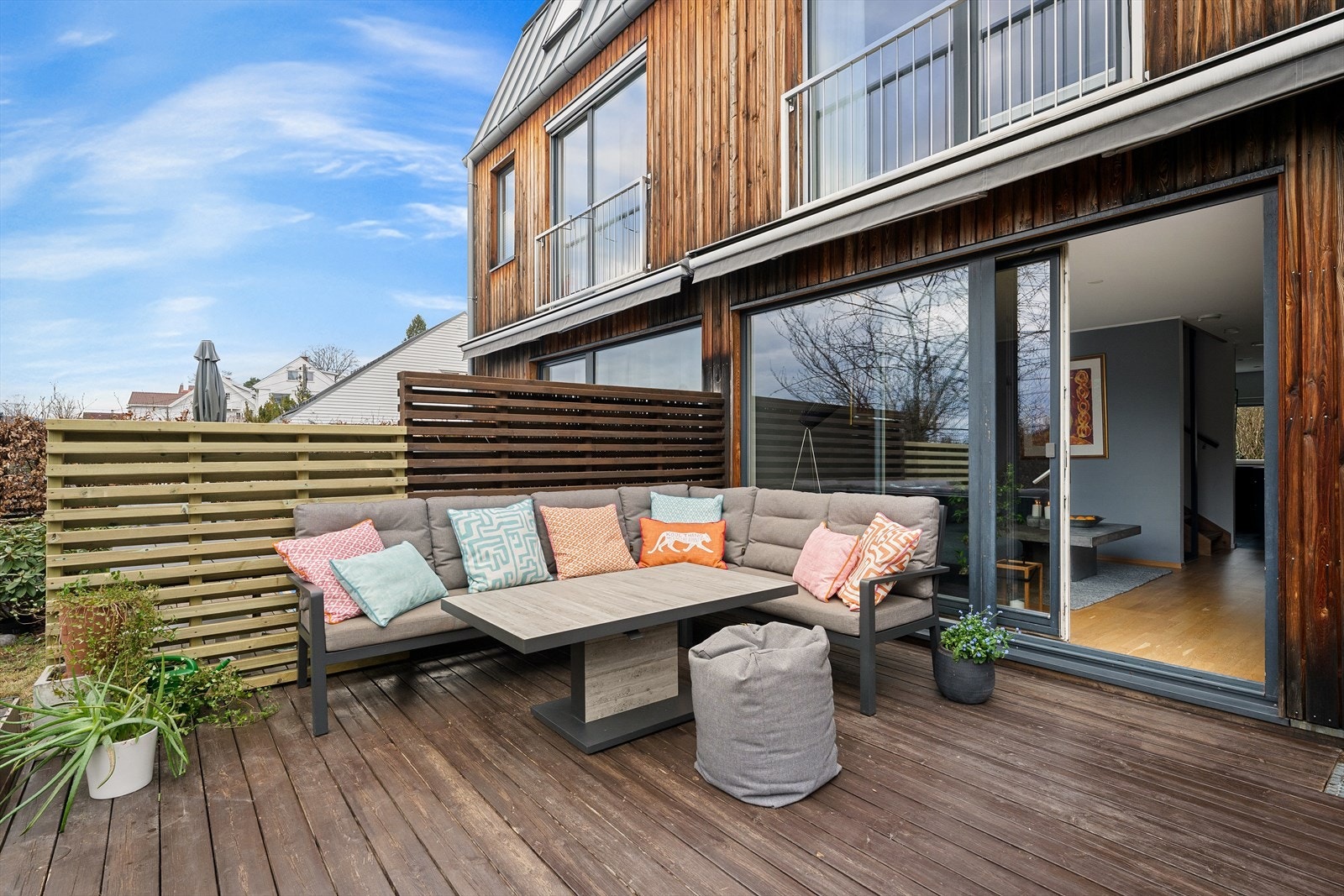 Stor og solrik terrasse som blir en fantastisk forlengelse av stuen på solfylte dager Galleribilde