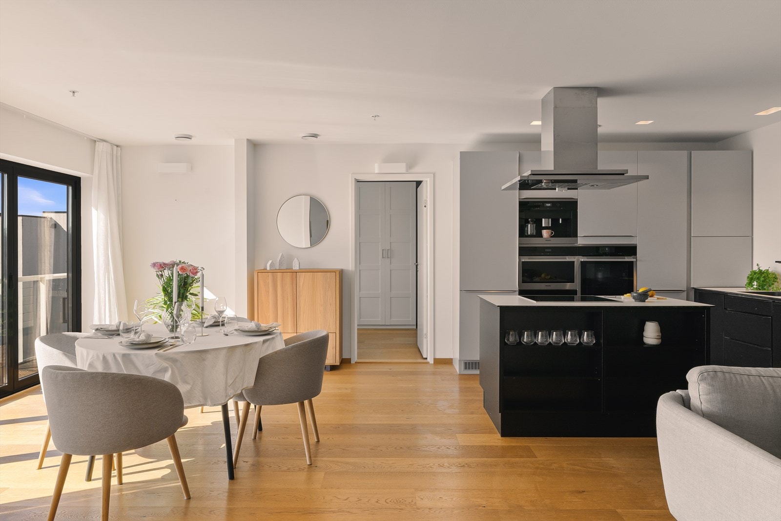 God plass til stort spisebord for hele familien Galleribilde