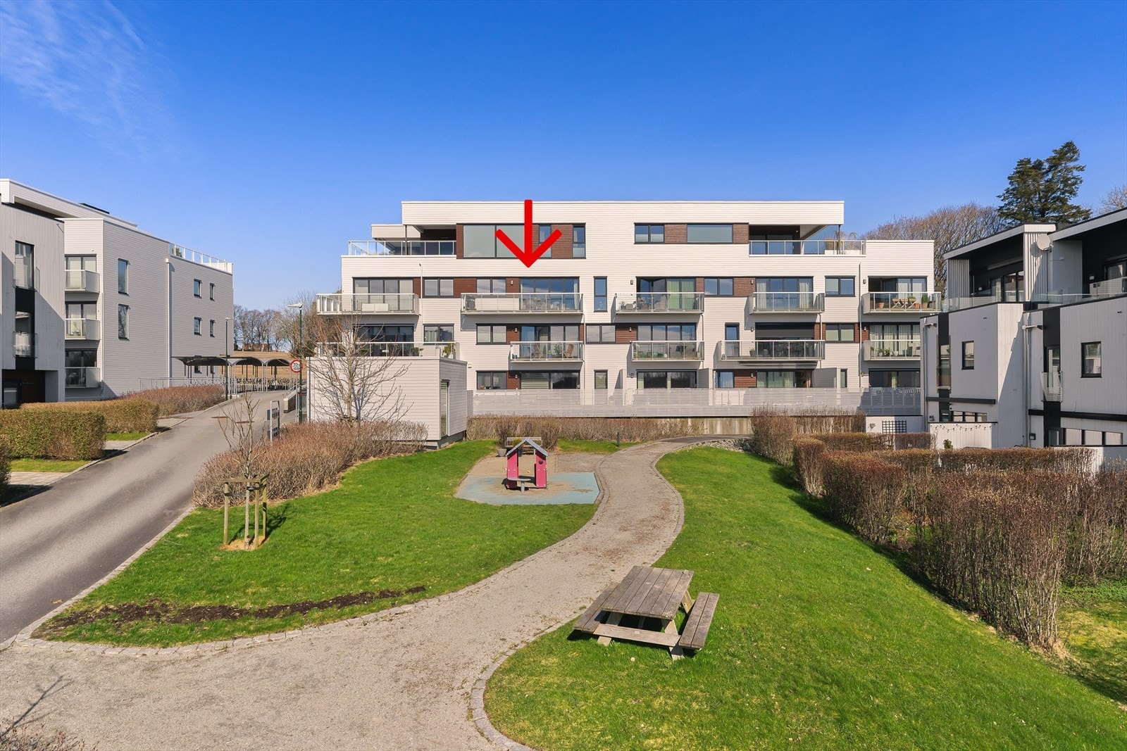 Leiligheten ligger fint til i 3. etasje med flott utsikt mot Madlamark Galleribilde