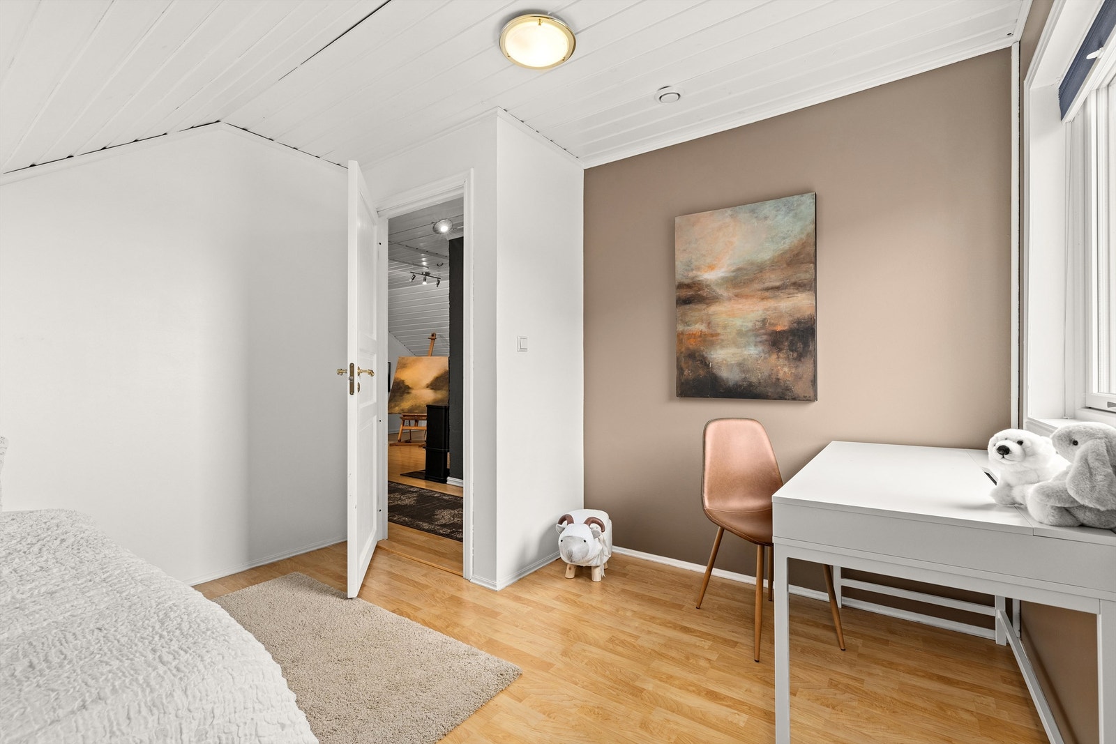 Soverom 2 er et hyggelig barnerom med fin plass til skrivebord i tillegg til seng mm. Galleribilde