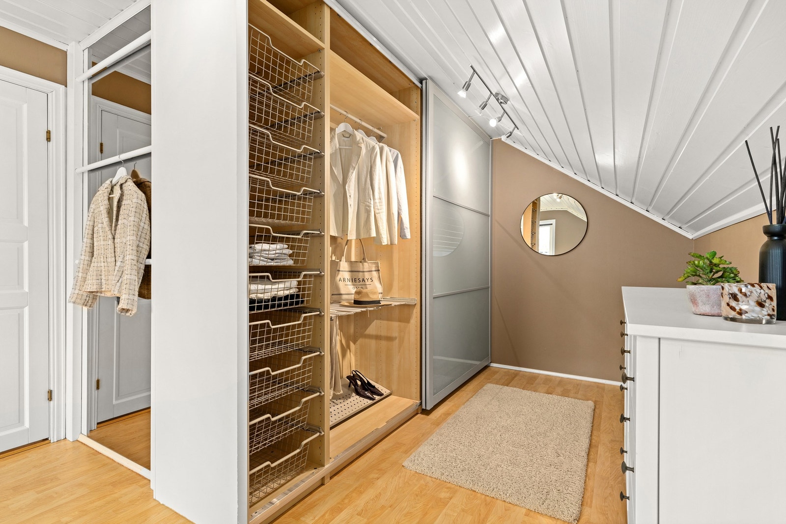 Hovedsoverommet har en romslig garderobe med fin plass Galleribilde