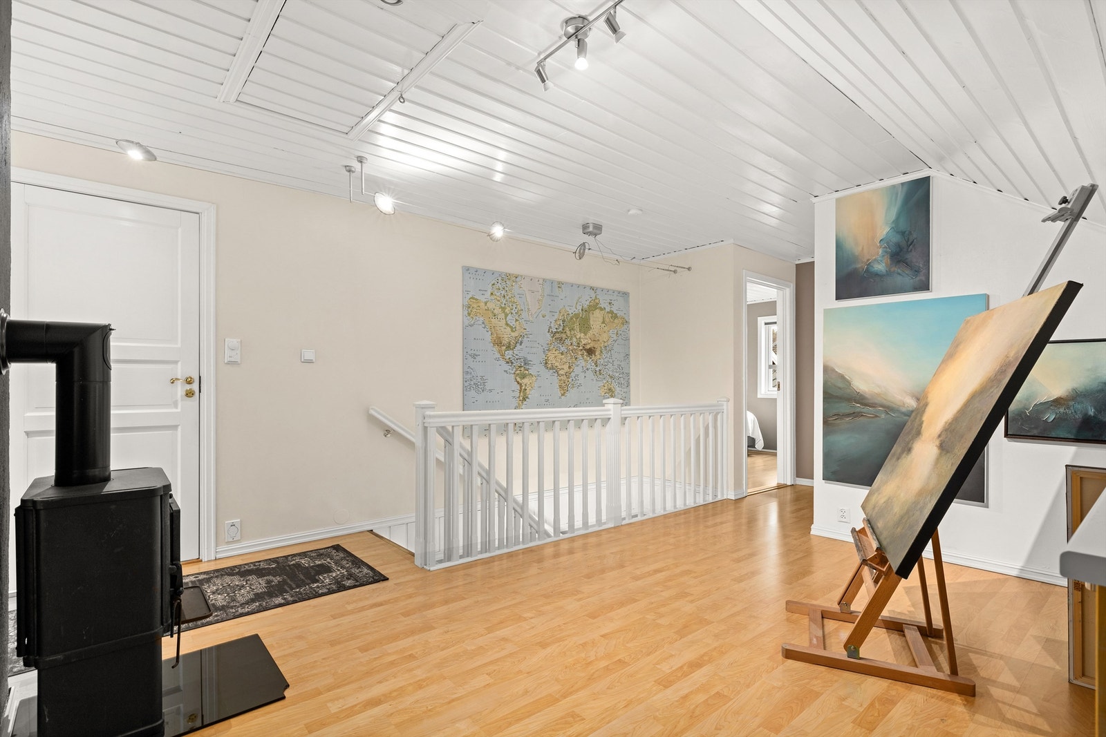 Loftstua har fin plass og grei adkomst til hele etasjen Galleribilde