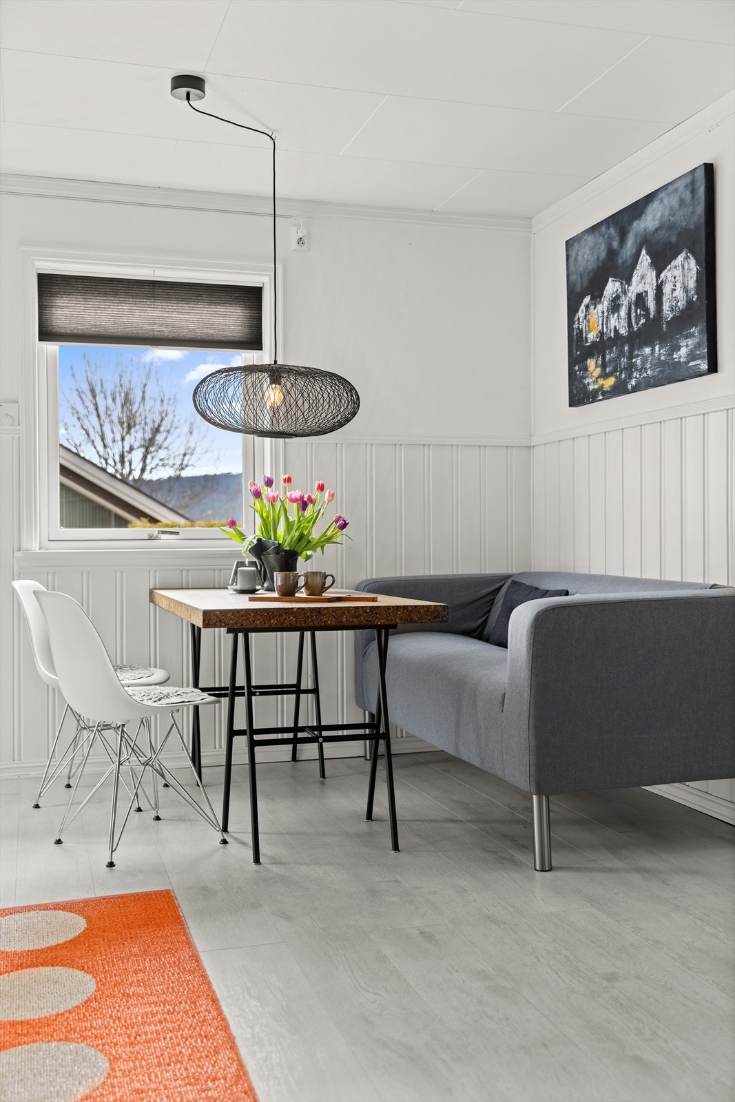 Kjøkkenet har en koselig spiseplass for hyggelige frokoster eller hverdagsmiddager Galleribilde