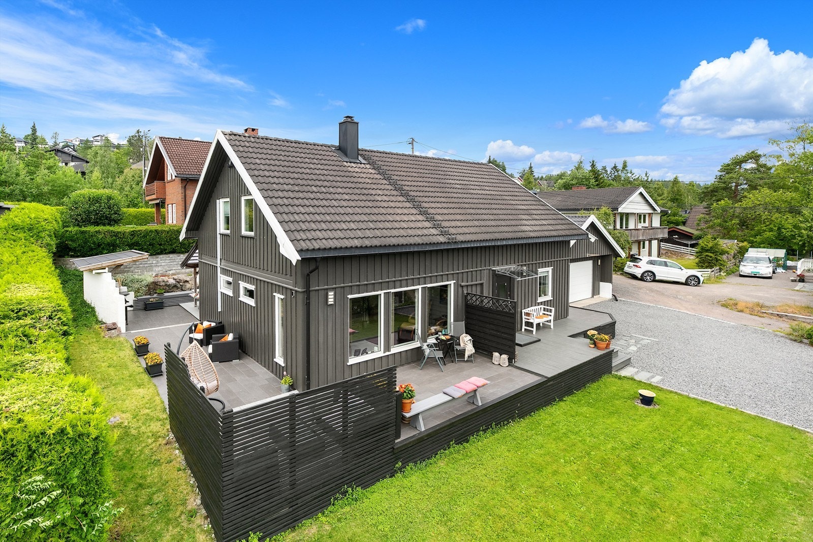 Velkommen til Utsiktsveien 29A! En koselig og innholdsrik enebolig med herlige uteplasser og dobbelgarasje med el-bil lader. Foto: Digit Media AS - Fotograf Jørgen Sørebø Galleribilde