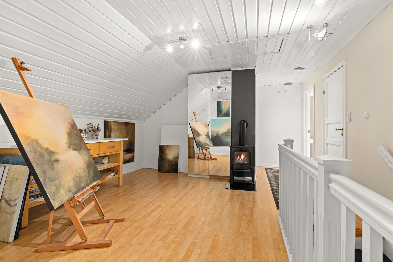 Loftsstua har også luke til loft med noe lagringsplass Galleribilde